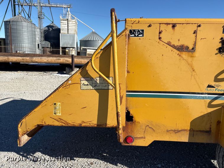 image for item FG2700 1999 Vermeer BC1800A wood chipper