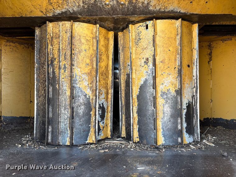 image for item FG2700 1999 Vermeer BC1800A wood chipper