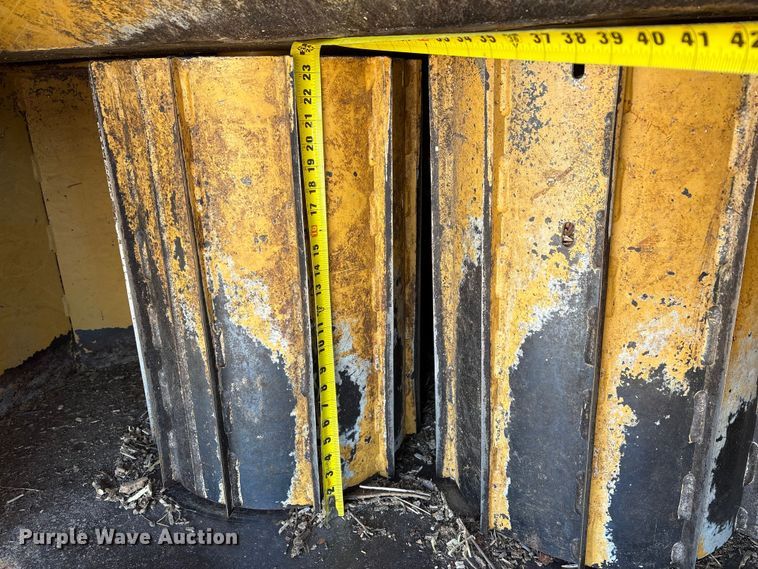 image for item FG2700 1999 Vermeer BC1800A wood chipper