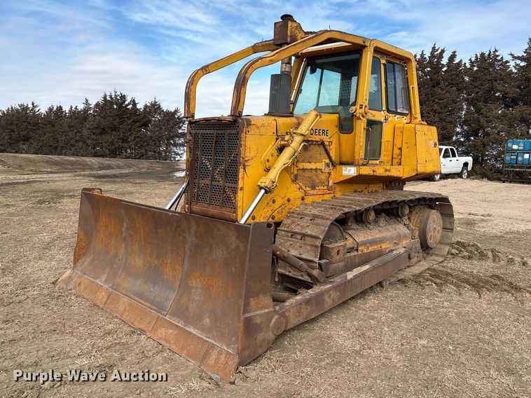 image for item FG2710 1991 John Deere 850B dozer