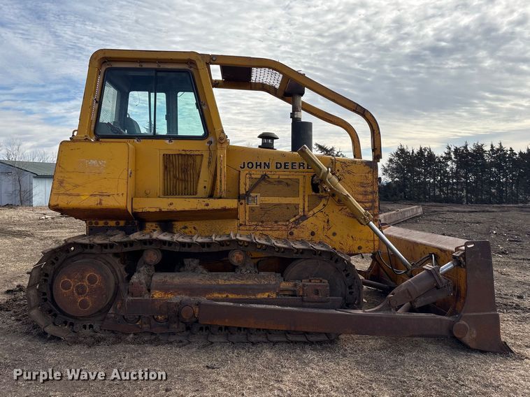 image for item FG2710 1991 John Deere 850B dozer