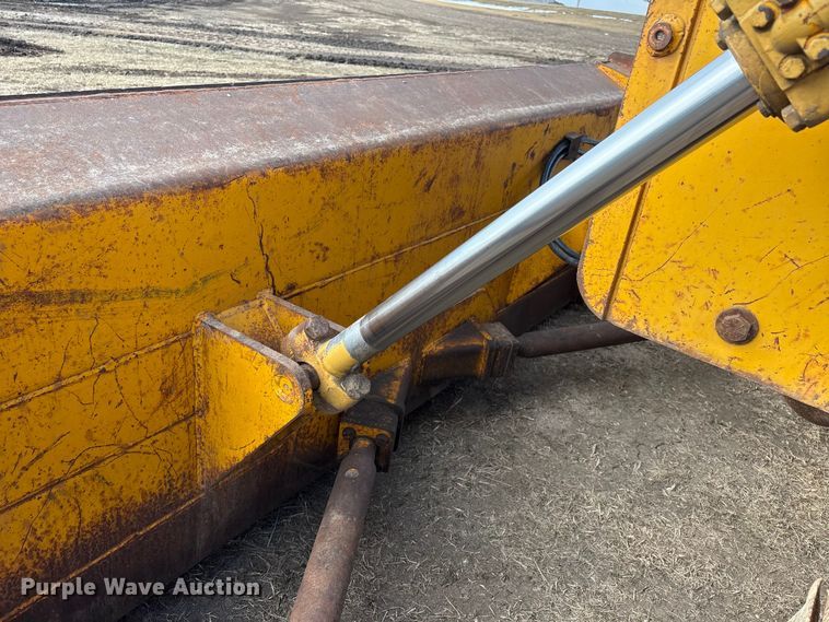 image for item FG2710 1991 John Deere 850B dozer