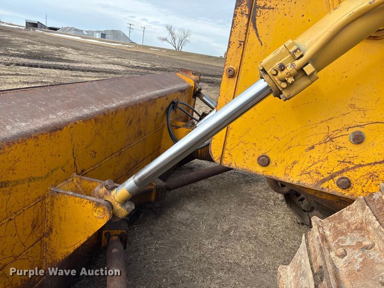 image for item FG2710 1991 John Deere 850B dozer