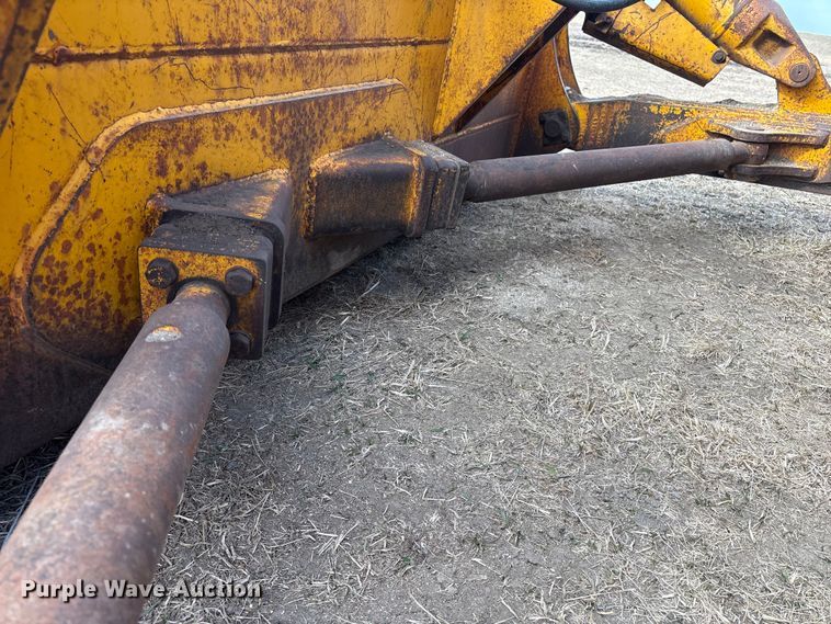 image for item FG2710 1991 John Deere 850B dozer