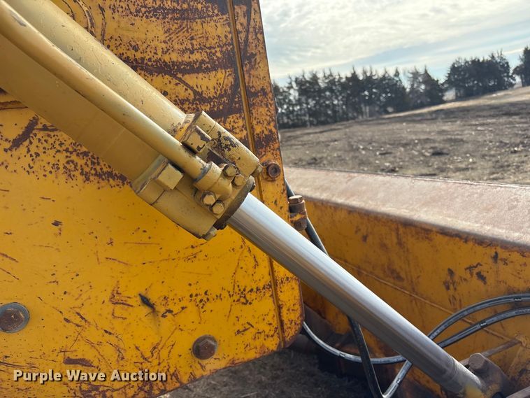 image for item FG2710 1991 John Deere 850B dozer