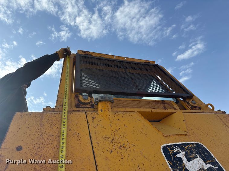 image for item FG2710 1991 John Deere 850B dozer