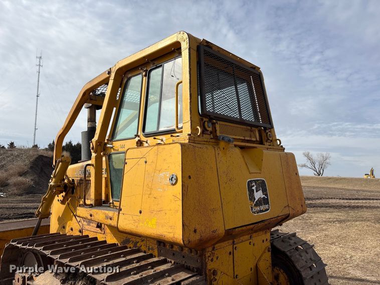 image for item FG2710 1991 John Deere 850B dozer