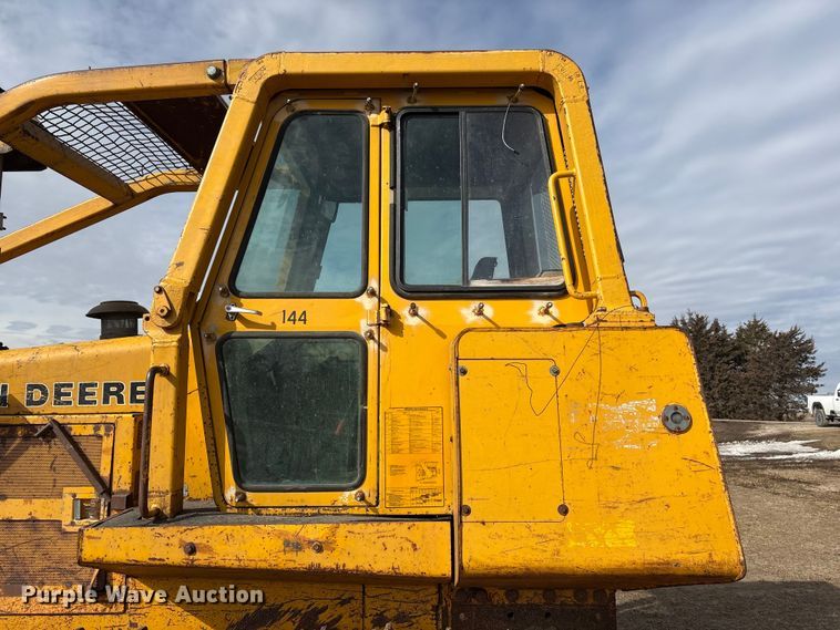 image for item FG2710 1991 John Deere 850B dozer