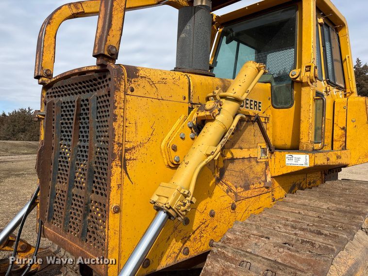 image for item FG2710 1991 John Deere 850B dozer