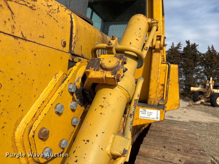 image for item FG2710 1991 John Deere 850B dozer