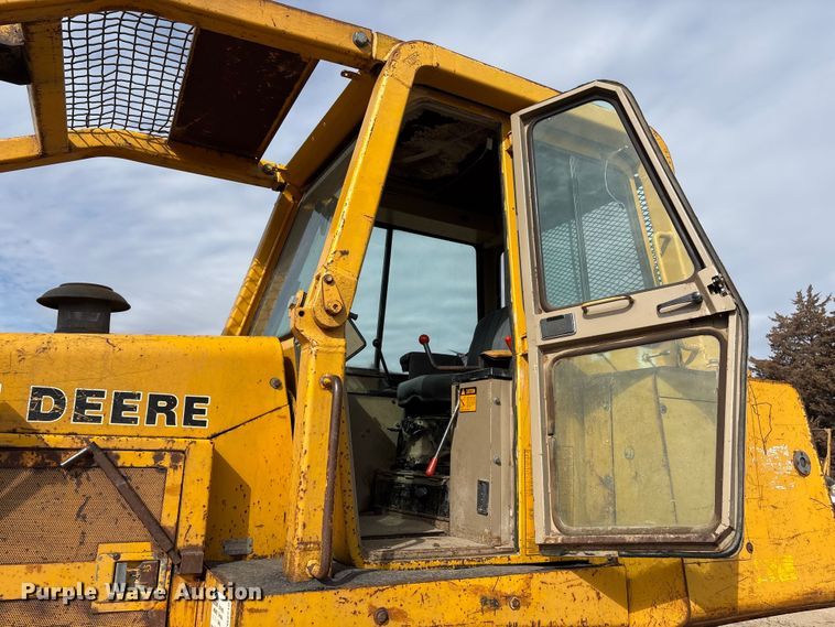 image for item FG2710 1991 John Deere 850B dozer