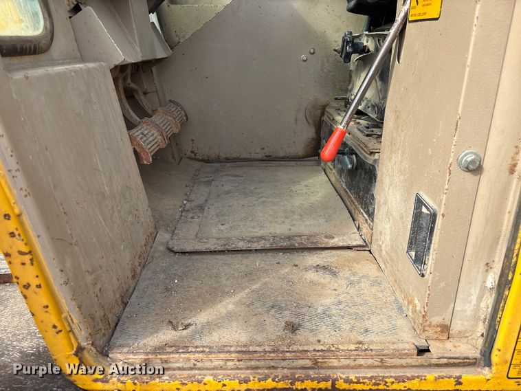 image for item FG2710 1991 John Deere 850B dozer