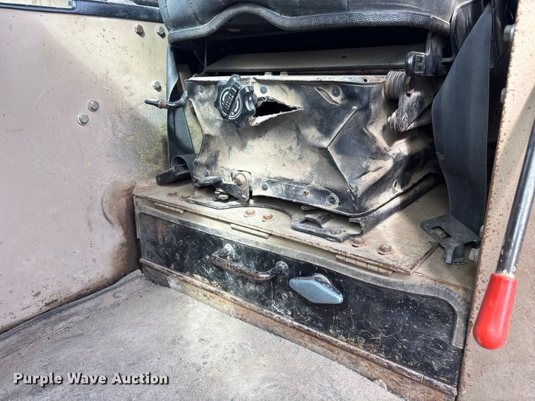 image for item FG2710 1991 John Deere 850B dozer