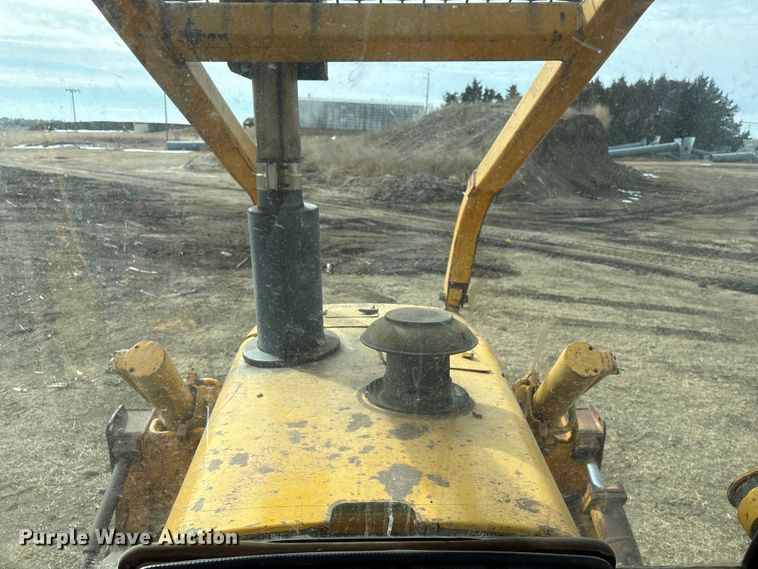 image for item FG2710 1991 John Deere 850B dozer