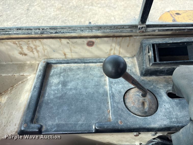 image for item FG2710 1991 John Deere 850B dozer