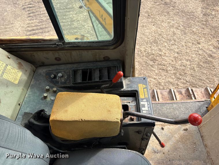 image for item FG2710 1991 John Deere 850B dozer