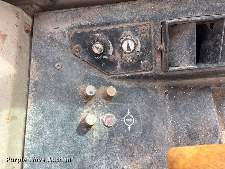 image for item FG2710 1991 John Deere 850B dozer