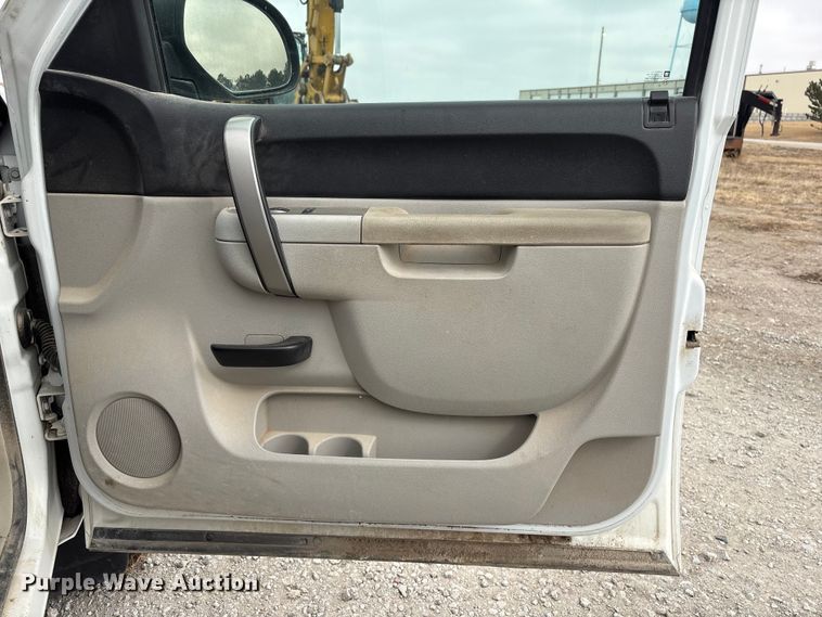 image for item FG2722 2011 Chevrolet Silverado 1500 Crew Cab pickup truck