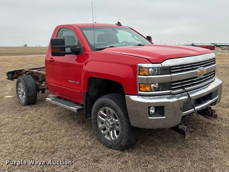 image for item FG2724 2016 Chevrolet Silverado 3500HD pickup truck cab and chassis