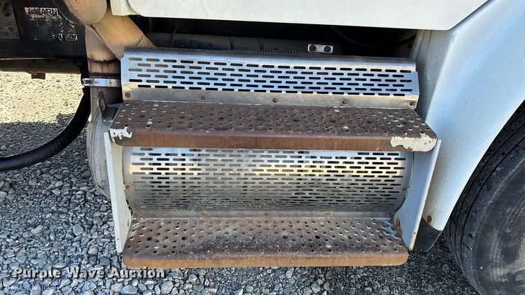 image for item FI0863 2009 Freightliner Business Class M2 refuse truck