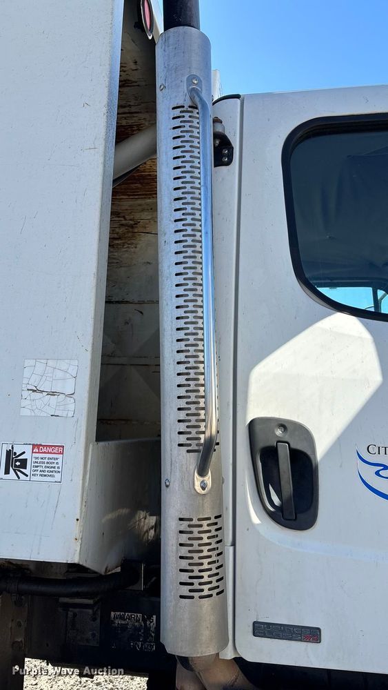 image for item FI0863 2009 Freightliner Business Class M2 refuse truck