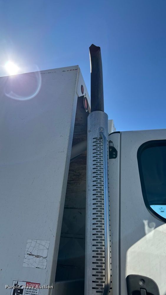 image for item FI0863 2009 Freightliner Business Class M2 refuse truck