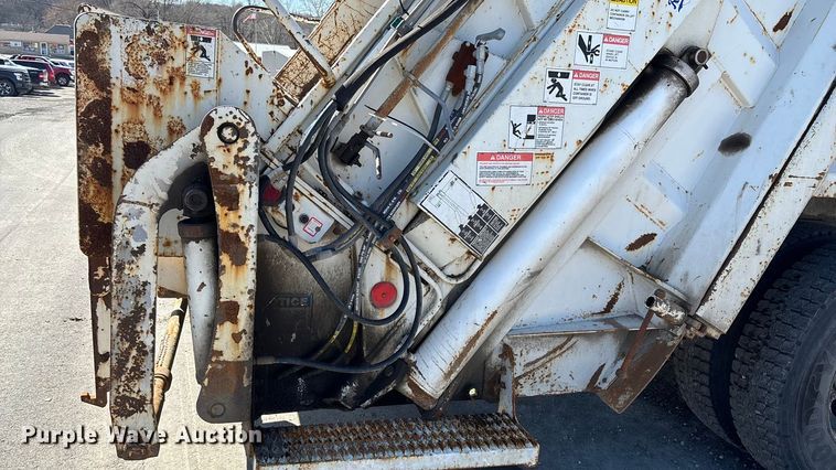 image for item FI0863 2009 Freightliner Business Class M2 refuse truck