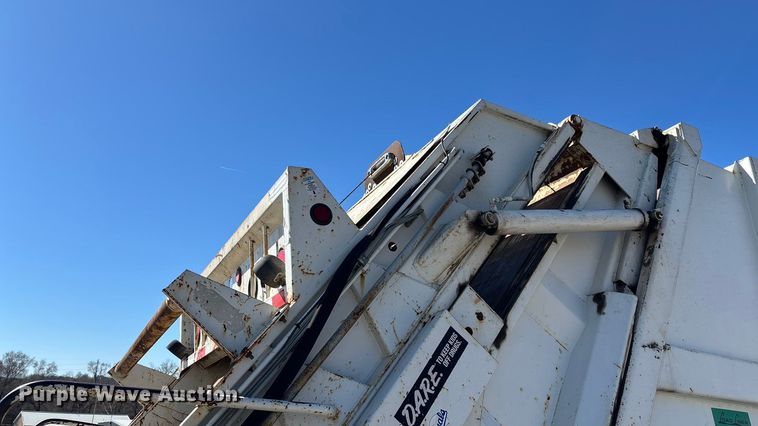 image for item FI0863 2009 Freightliner Business Class M2 refuse truck