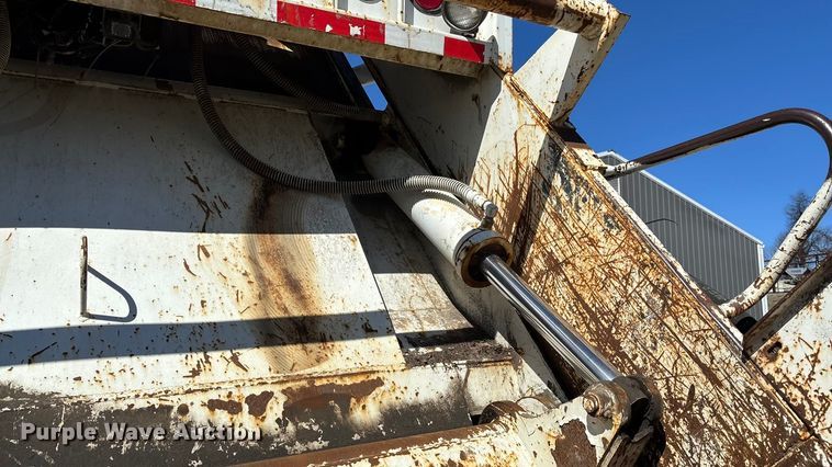 image for item FI0863 2009 Freightliner Business Class M2 refuse truck