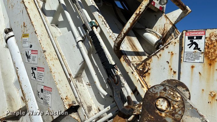 image for item FI0863 2009 Freightliner Business Class M2 refuse truck