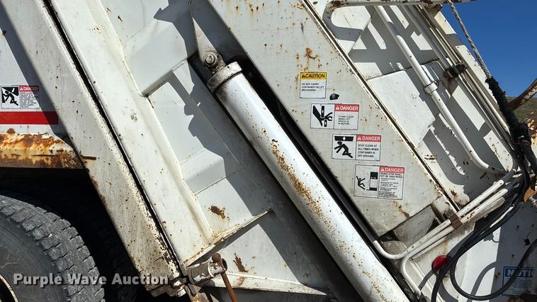 image for item FI0863 2009 Freightliner Business Class M2 refuse truck