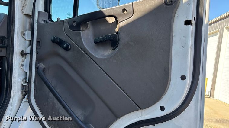 image for item FI0863 2009 Freightliner Business Class M2 refuse truck