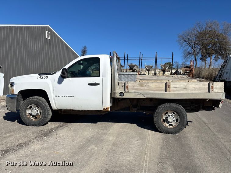 image for item FI0865 2008 Chevrolet Silverado 2500HD flatbed pickup truck