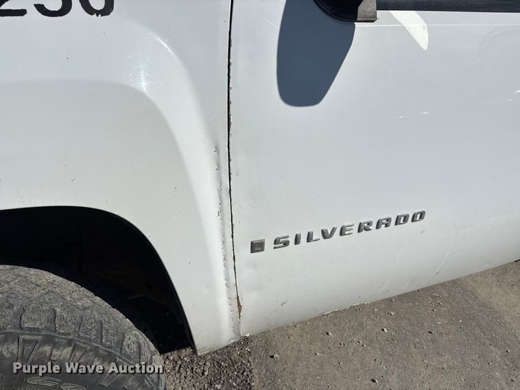 image for item FI0865 2008 Chevrolet Silverado 2500HD flatbed pickup truck