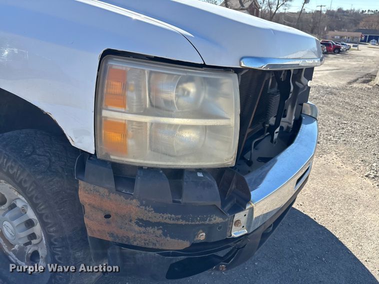 image for item FI0865 2008 Chevrolet Silverado 2500HD flatbed pickup truck