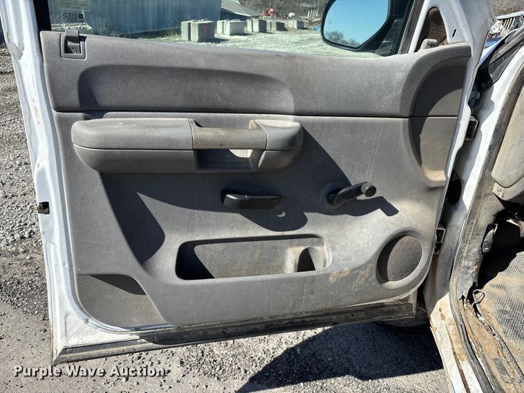 image for item FI0865 2008 Chevrolet Silverado 2500HD flatbed pickup truck