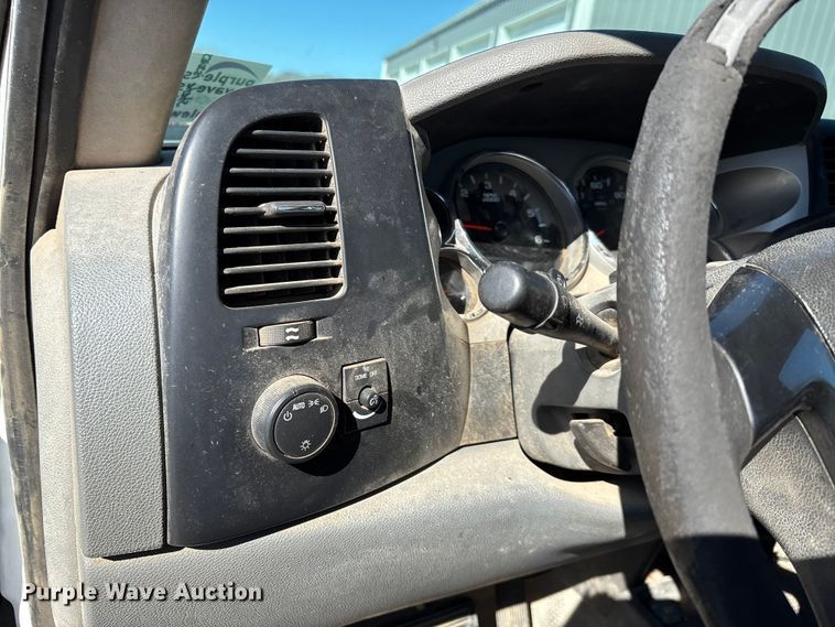 image for item FI0865 2008 Chevrolet Silverado 2500HD flatbed pickup truck