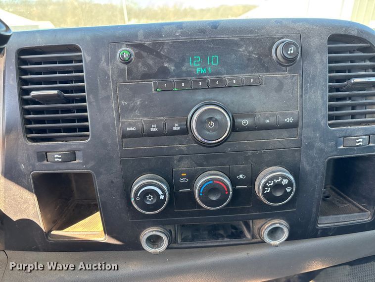 image for item FI0865 2008 Chevrolet Silverado 2500HD flatbed pickup truck