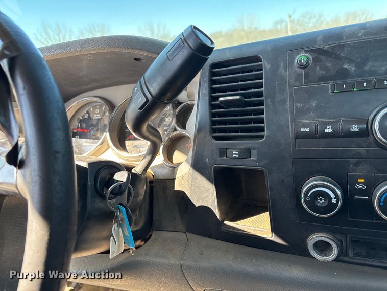 image for item FI0865 2008 Chevrolet Silverado 2500HD flatbed pickup truck