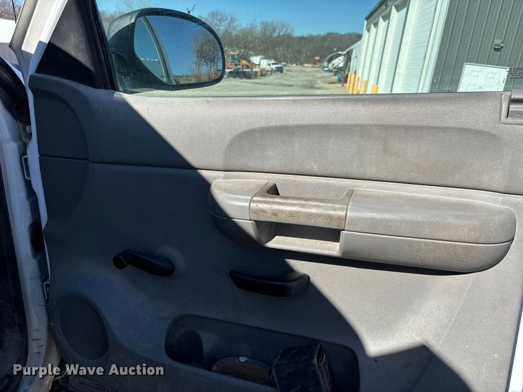 image for item FI0865 2008 Chevrolet Silverado 2500HD flatbed pickup truck