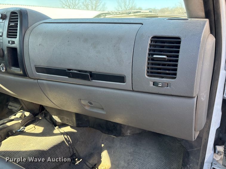 image for item FI0865 2008 Chevrolet Silverado 2500HD flatbed pickup truck