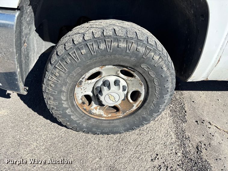 image for item FI0865 2008 Chevrolet Silverado 2500HD flatbed pickup truck