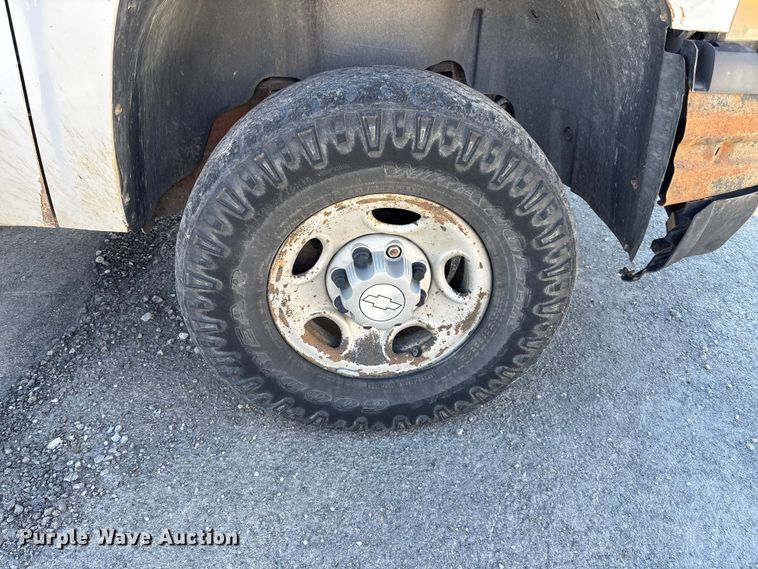 image for item FI0865 2008 Chevrolet Silverado 2500HD flatbed pickup truck