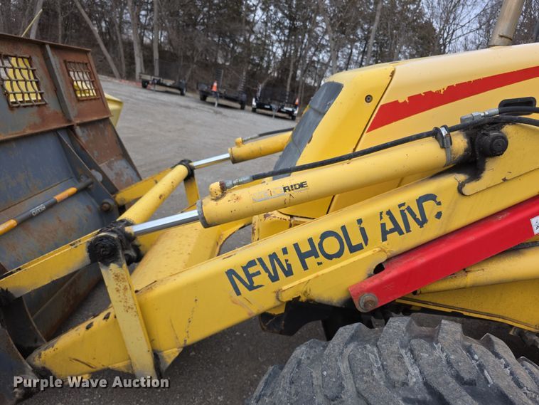 image for item FI0892 2005 New Holland LB90B backhoe