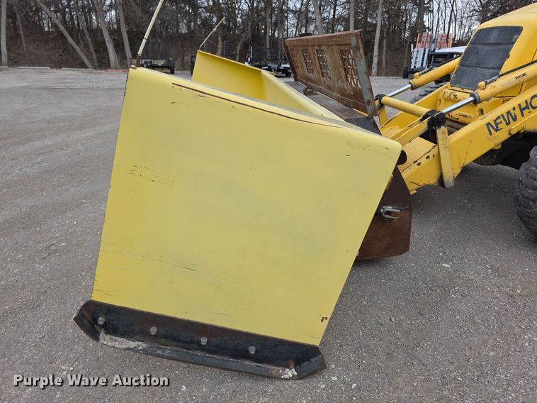 image for item FI0892 2005 New Holland LB90B backhoe