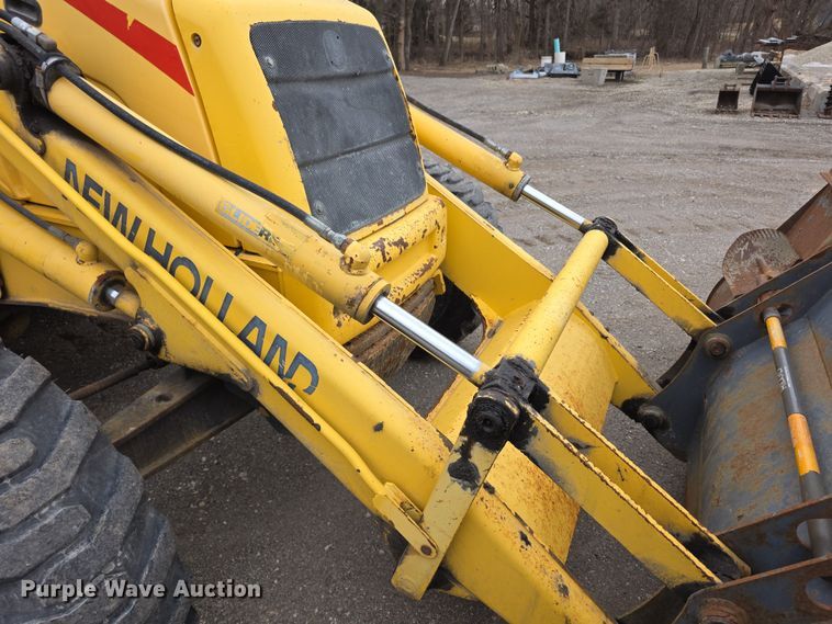 image for item FI0892 2005 New Holland LB90B backhoe