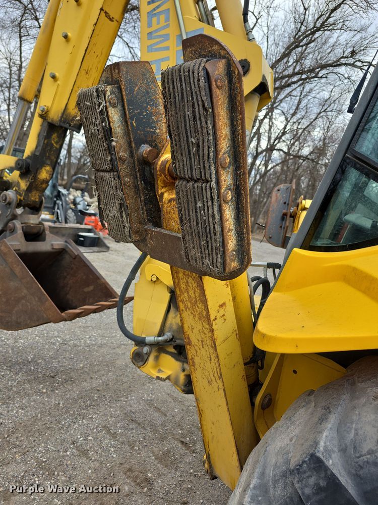 image for item FI0892 2005 New Holland LB90B backhoe