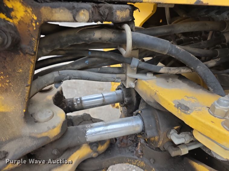image for item FI0892 2005 New Holland LB90B backhoe