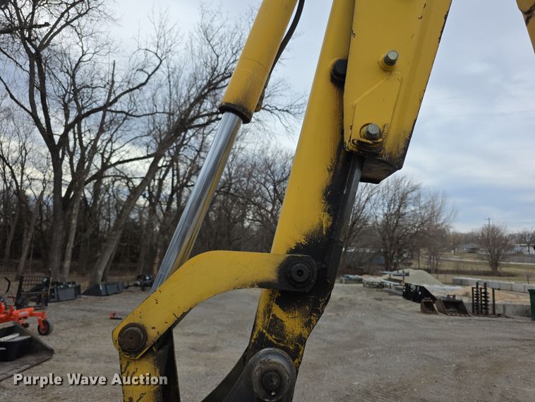 image for item FI0892 2005 New Holland LB90B backhoe