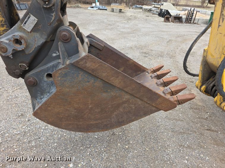 image for item FI0892 2005 New Holland LB90B backhoe